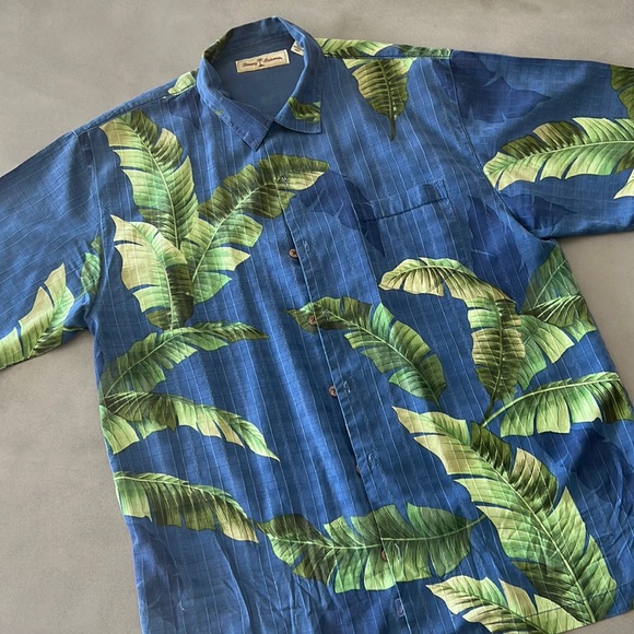 Gently worn mens 100% silk Tommy Bahama shirt in size M - Picture 1 of 5